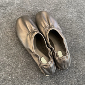 Nuove Scarpe da Donna 2026 con Tomaia Morbida, Punta Rotonda, Sandali Plissettati Slip-On, Ballerine Elastiche Piatte Stile Nonna, Tinta Unita per l'Autunno - Product Image 1