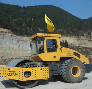 Rouleau compacteur vibrant à tambour unique YZZT39 à force de compactage supérieure et poids lourd pour le remplissage de barrages en roche et l'ingénierie hydroélectrique - Product Image 3