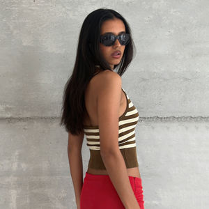 Top court en maille ajusté à rayures Y2K 2026, dos nu, sans manches, col en V, avec logo frontal - Product Image 6