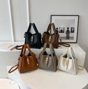 Sac bandoulière tendance et de grande capacité en cuir de vache véritable unisexe, idéal pour les voyages, les loisirs et le - Product Image 2