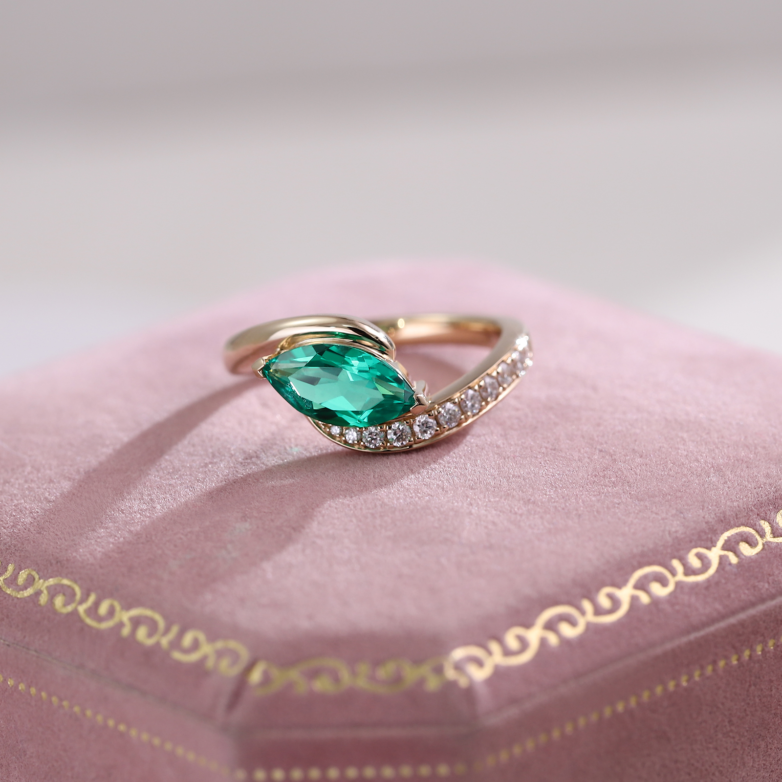 Bague en or 18 carats avec pierres précieuses de laboratoire