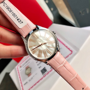 Reloj de lujo de alta gama con movimiento de cuarzo preciso, caja de metal precioso, correa de cuero, esfera degradada, marcadores de hora con números romanos. - Product Image 4