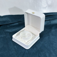 Boîte carrée d'emballage de bijoux en cuir PU blanc Conner Boîte cadeau de bague de prix usine avec logo personnalisé