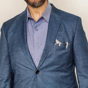 Insignia de broche de animal de latón en el escote de un traje de caballero - Product Image 4