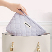 Pochette de maquillage avec logo personnalisé petit sac à cosmétiques pochettes mignonnes pour sac à main avec treillis de diamant matelassé trousses de maquillage pour femmes