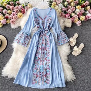 Robe longue à fleurs brodées de style indie folk pour femmes, col en V, manches longues évasées, taille haute, avec cordon de serrage, pour le printemps et l'automne - Product Image 5
