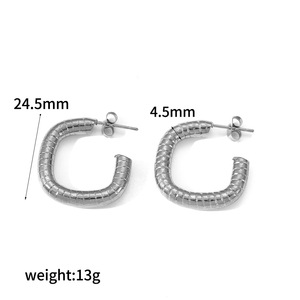 ต่างหูห่วงสแตนเลสรูปตัว C ทรงเรขาคณิตสำหรับผู้หญิง สไตล์มินิมอล ต่างหูไทเทเนียมสตีลจะไม่ซีดจาง - Product Image 5