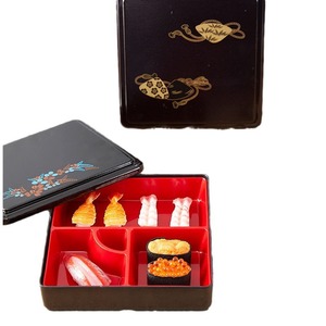 La caja bento japonesa de doble compartimento tiene una tapa con un diseño hermoso, fácil de transportar y estéticamente agradable. - Product Image 5