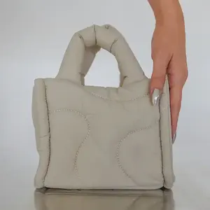 Borsa a tracolla imbottita con griglia trapuntata personalizzata da donna