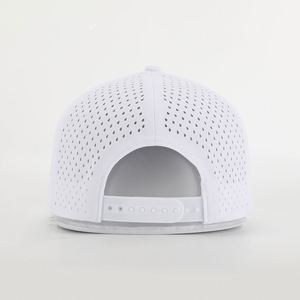 Casquette de baseball personnalisée en polyester blanc 5 panneaux pour homme, avec logo en caoutchouc, imperméable, perforations découpées au laser, style Dad Hat, vente en gros - Product Image 5