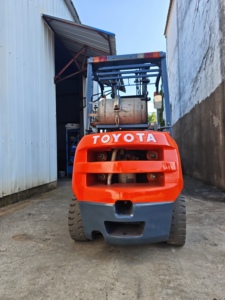 Chariot élévateur à fourche GPL Toyota d'occasion de 4,5 tonnes avec une hauteur de levage de 4 mètres - Product Image 6