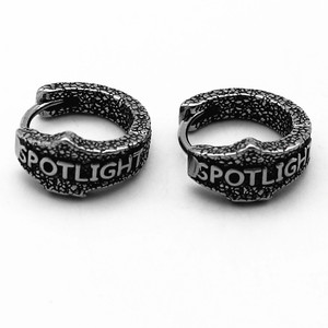 Yunnique Boucles d'oreilles créoles en acier titane, design lettres, style minimaliste, audacieux et rétro, forme ronde, pour couples - Product Image 1