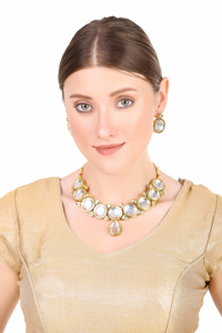 Parure de mariée en laiton d'inspiration luxueuse, collier, boucles d'oreilles, Maang Tikka, zircon, détails perlés traditionnels, pour mariage, fiançailles et soirées - Product Image 6