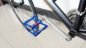 ロードバイクMTBバイク用の3つのベアリングを備えたCNCワイドプラットフォームバイクペダル