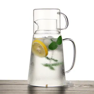 Carafe dan set kaca, satu pitcher dengan tutup cangkir