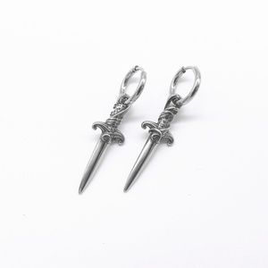 Boucles d'oreilles créoles personnalisées pour hommes, plaquées or, hypoallergéniques, avec breloque poignard gravée, style vintage viking punk gothique - Product Image 5