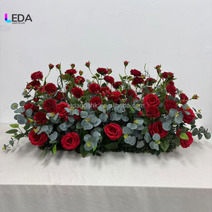 Camino de Mesa con Rosas Rojas Personalizado LEDA, Decoración Hecha a Mano para Propuesta de Matrimonio, Eventos y Fiestas, para el Día de San Valentín - Product Image 1
