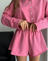 Ensemble de détente deux pièces rose pour femme, haut court boutonné à manches longues et short fluide à taille élastique, pyjama décontracté d'été, vente en gros personnalisée