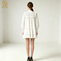 Robe mini écoresponsable bohème respirante lavable unie teinte OEM ODM pour femme avec dentelle à œillets, col à volants, manches bouffantes et volants superposés