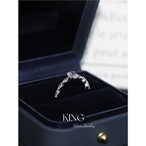 แหวนเงินทรงวงรีประดับเพชรแบบหนามเตยสำหรับผู้หญิง - Product Image 2