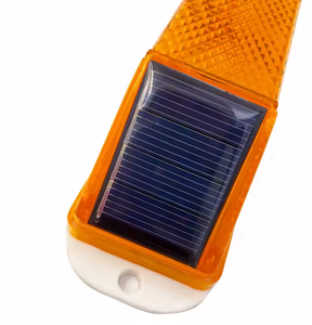 Voyant d'avertissement de circulation à <span class=keywords><strong>LED</strong></span> à énergie solaire pour la sécurité routière nocturne Marqueur de contour <span class=keywords><strong>Colonne</strong></span> Garde-corps Lumière stroboscopique - Product Image 5