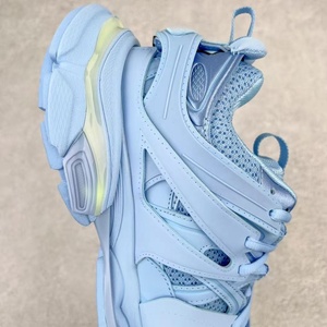L'homme porte des baskets LED élégantes de la luxueuse marque de créateurs High Quality Fashionable Casual Shoes. - Product Image 5
