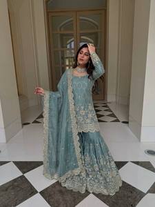 Ensemble Sharara en soie GMY pure et lourde avec broderie et travail de sequins, orné de miroirs faits à la main, avec haut à manches longues et dupatta. - Product Image 6