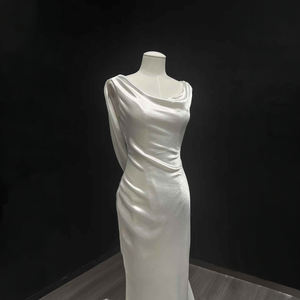 Robe de mariée sirène moderne et sexy NT35 en tulle, dos nu, avec appliques florales en cristal, longue jusqu'au sol - Product Image 6