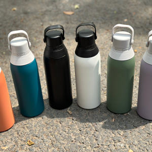DD4049 Botella de Agua Portátil de Acero Inoxidable 304 de 750 ml, Creativa, de Gran Capacidad, Aislada al Vacío, con Asa, Pajita Abatible, Antideslizante y Libre de BPA - Product Image 1