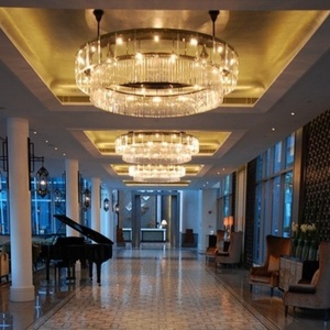 Lampada a sospensione interna di cristallo K9 di lusso con dimensioni personalizzate colore regolabile altezza eleganti <span class=keywords><strong>hotel</strong></span> lampadari ad anello a distanza ciondolo - Product Image 2