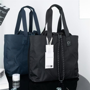 حقيبة يد نسائية على الطراز البريطاني بلون واحد مع حزام سحب منزلق وشعار R، حقيبة سفر وحقيبة مستندات - Product Image 5