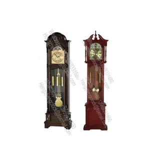 Grand-père horloge en bois gracieuse montre évoque les qualités d'une vraie antiquité. Son Hampton Cherry légèrement en détresse