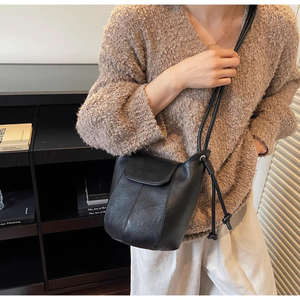 Nuevo bolso de hombro retro de PU con forma de cubo para mujer, con forro de poliéster. - Product Image 4