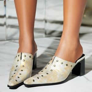 Mules à talons carrés bas pour femme, à motifs floraux sur métal, grande taille 48, coupe large, sandales habillées pour le bureau - Product Image 3