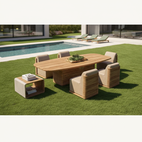 Ensemble de salle à manger d'extérieur en teck moderne et durable de luxe pour hôtel et cour de villa avec chaises de patio résistantes aux UV