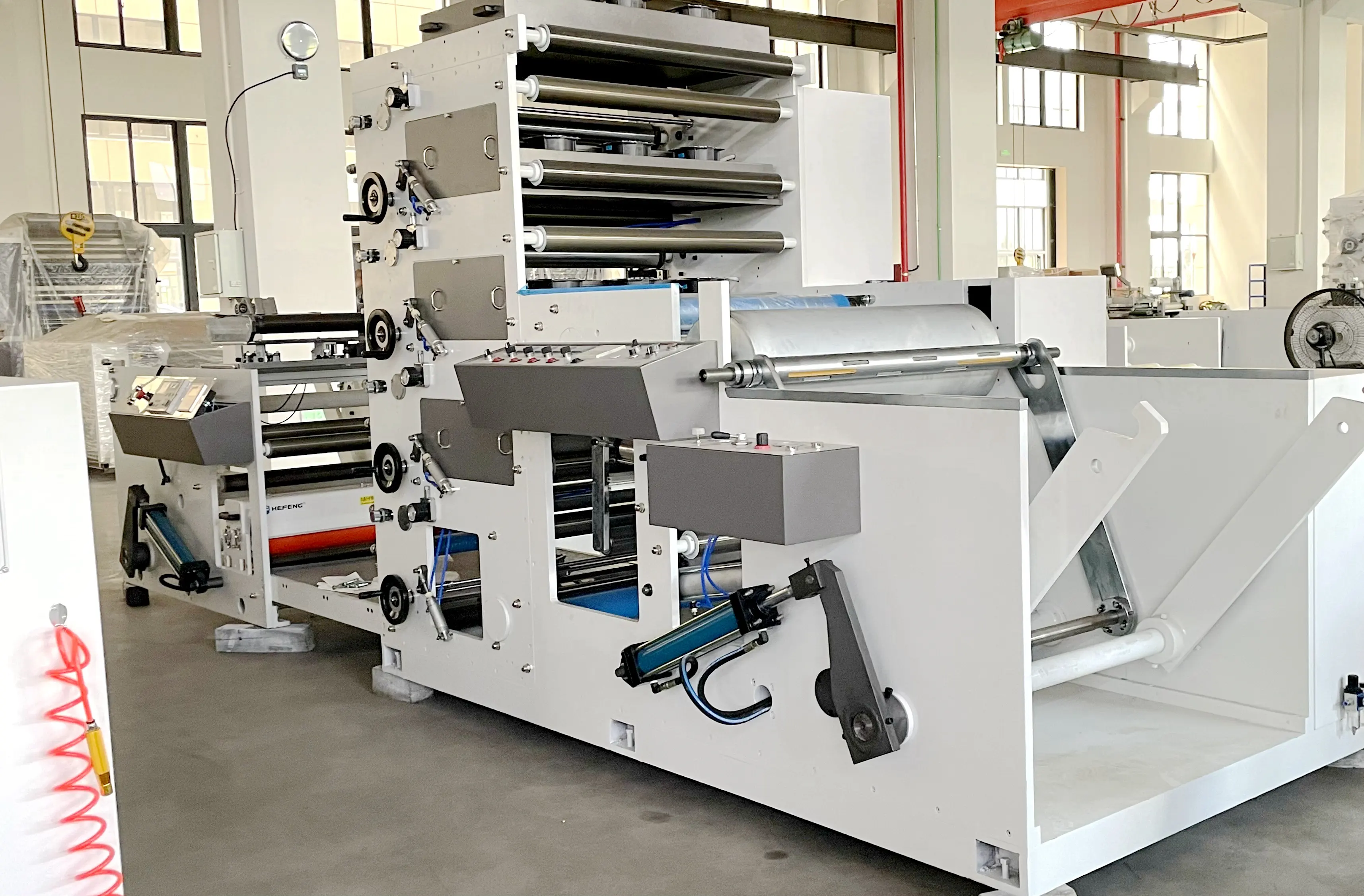 Imprimante flexgraphique, machine d'impression flexo et extrusion flexo, machine avec alimentation