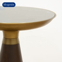 Luxueuse table basse circulaire en métal et bois de style marocain pour salon ou café avec un design de coffre unique