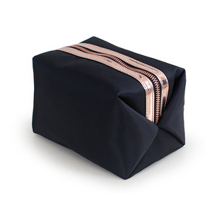 Pochette de toilette matelassée en nylon personnalisée de haute qualité, imperméable, pour femmes, mini sac de rangement pour maquillage et cosmétiques - Product Image 6