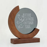 Trophée en cristal noir rond vierge avec plaque de récompense en bois