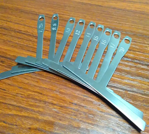 Jauge de rayon d'épaisseur pour guitare Luthier Tools en acier inoxydable pour manche de guitare et chevalet - Product Image 4