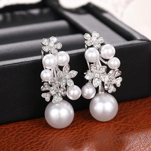 Boucles d'oreilles en perles Akoya blanches champagne, clous en argent 925, design floral, plaqué rhodium, qualité AAA, bijoux de mariage, classiques pour femmes - Product Image 4