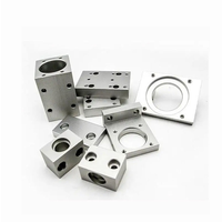 Plaque de support en aluminium/acier inoxydable anodisé noir usinée CNC sur mesure et brochée pour appareils optiques et électroniques