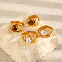 Bague asymétrique en acier inoxydable plaqué or 18 carats avec imitation perle diagonale et double couche œil de tigre pour femme