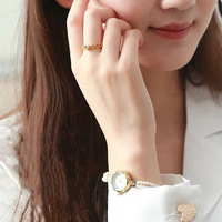 Montre de luxe pour femme, bracelet en laiton avec perles d'eau douce naturelles, mouvement à quartz IPG, cadran à aiguilles, style tendance, vente en gros