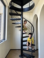 Escalier en colimaçon métallique moderne pour intérieur, gain de place, en acier avec marches en bois, hauteur personnalisable pour maison, villa, duplex, loft