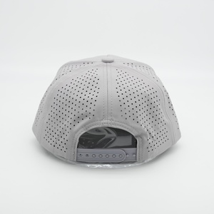 Casquette de baseball perforée découpée au laser en polyester imperméable à 5 panneaux avec logo personnalisé en PVC pour le sport et le golf - Product Image 4