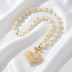 <span class=keywords><strong>Collana</strong></span> con <span class=keywords><strong>Ciondolo</strong></span> a Cuore Grande in Stile Retrò Europeo-Americano, Perline in Resina, Design Semplice e Carino - Product Image 5