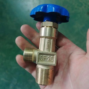 Vanne de régulation manuelle pour bouteille d'oxygène QF 2C, sortie G5/8, entrée 1/2 - Product Image 1