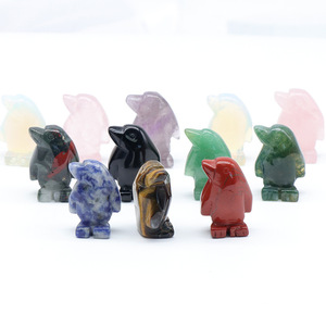 Pierre précieuse naturelle sculptée à la main en forme de pingouin, en quartz rose et œil de tigre, pour la décoration - Product Image 1