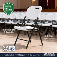 Chaise pliable en plastique blanc résistante aux taches et facile à nettoyer pour les événements culinaires